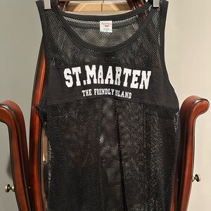 Men’s large summer tank never worn
St Marten